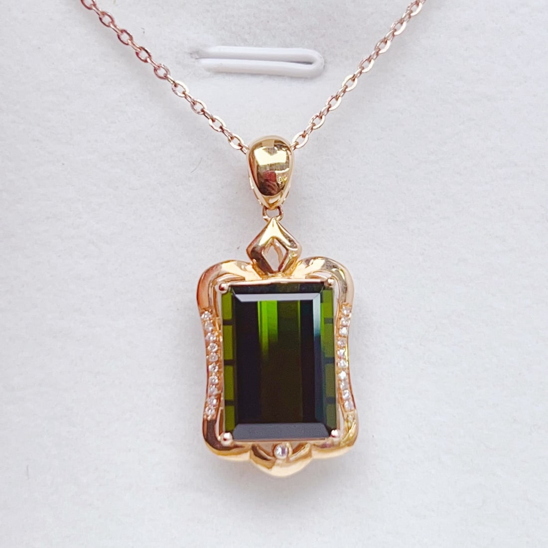 14k Gold 6.91 Ctw Natural Tourmaline & Diamond Pendant( Without Chain ): Ref:231138384 // gold content:14k gold // main gemstone:tourmaline // shape:octagonal // carat weight:6. 85ct // color:green // treatment:natural // // adjacent gemstone 2 : diamond // number of