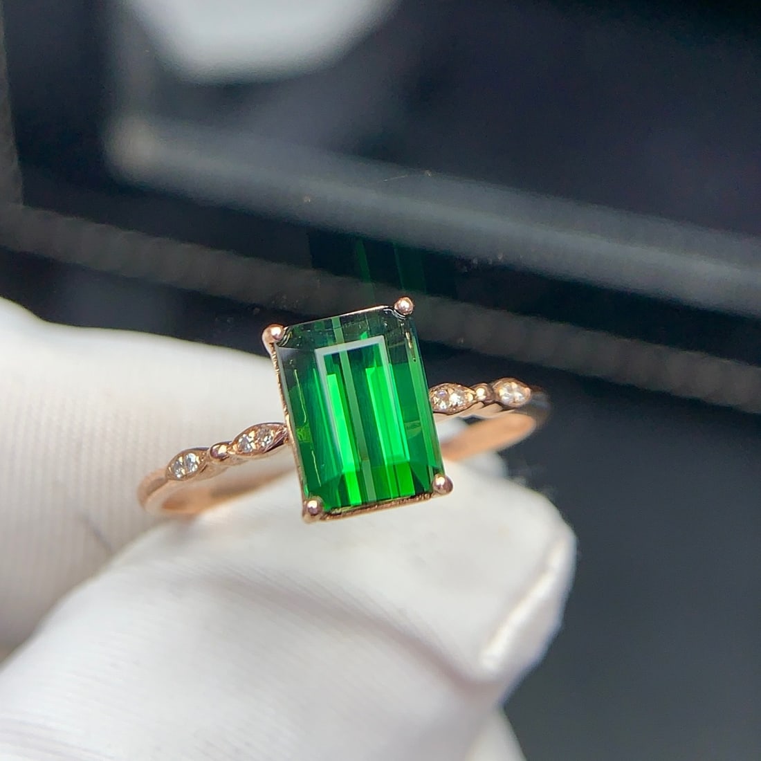 14k Gold 1.9 Ct Natural Tourmaline & Diamond Ring: Ref:231138387 // gold content:14k gold // ring size:7. 25us // // main gemstone:tourmaline // shape:octagonal // carat weight:1. 9ct // color:green // treatment:natural // // adjacent gemstone 2 :