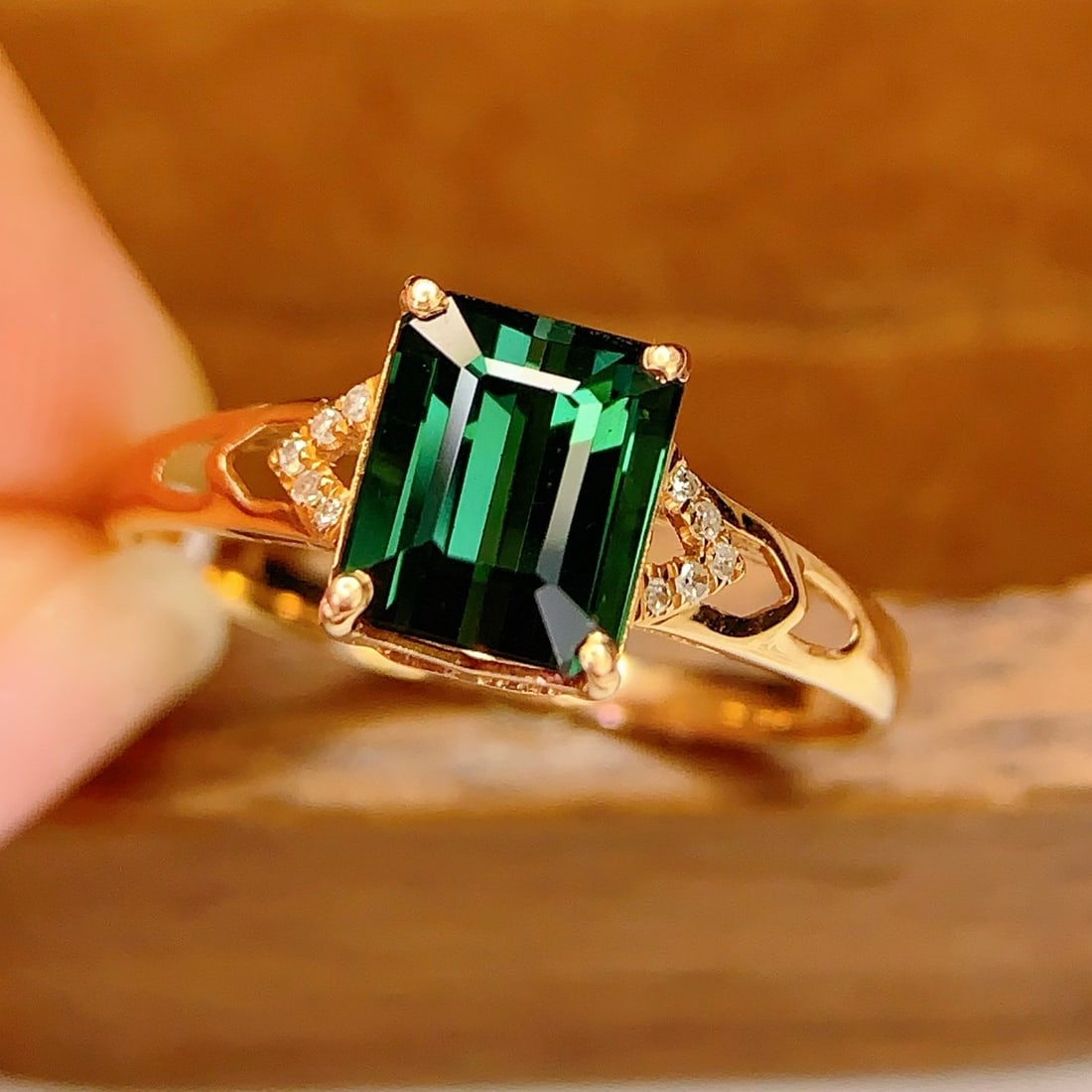 14k Gold 2.2 Ct Natural Tourmaline & Diamond Ring: Ref:231138392 // gold content:14k gold // ring size:7. 25us // // main gemstone:tourmaline // shape:octagonal // carat weight:2. 2ct // color:green // treatment:natural // // adjacent gemstone 2 :