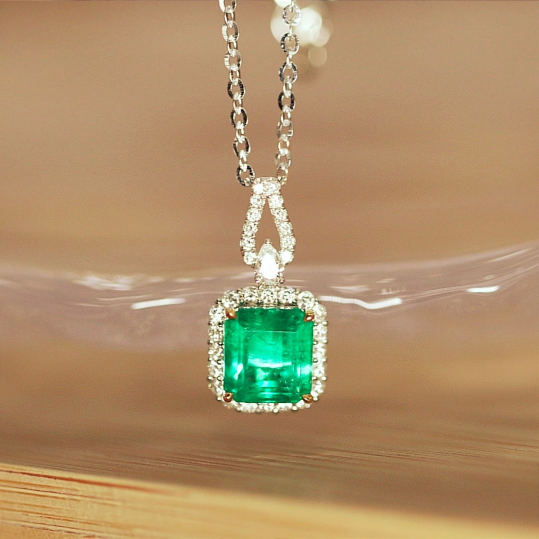 14k Gold 2.36 Ctw Vivid Green Natural Emerald & Diamond Pendant( Without Chain ): Ref:231138393 // gold content:14k gold // main gemstone:emerald // shape:octagonal // carat weight:2. 02ct // color:vivid green // treatment:natural // // adjacent gemstone 2 : diamond // shape:multip