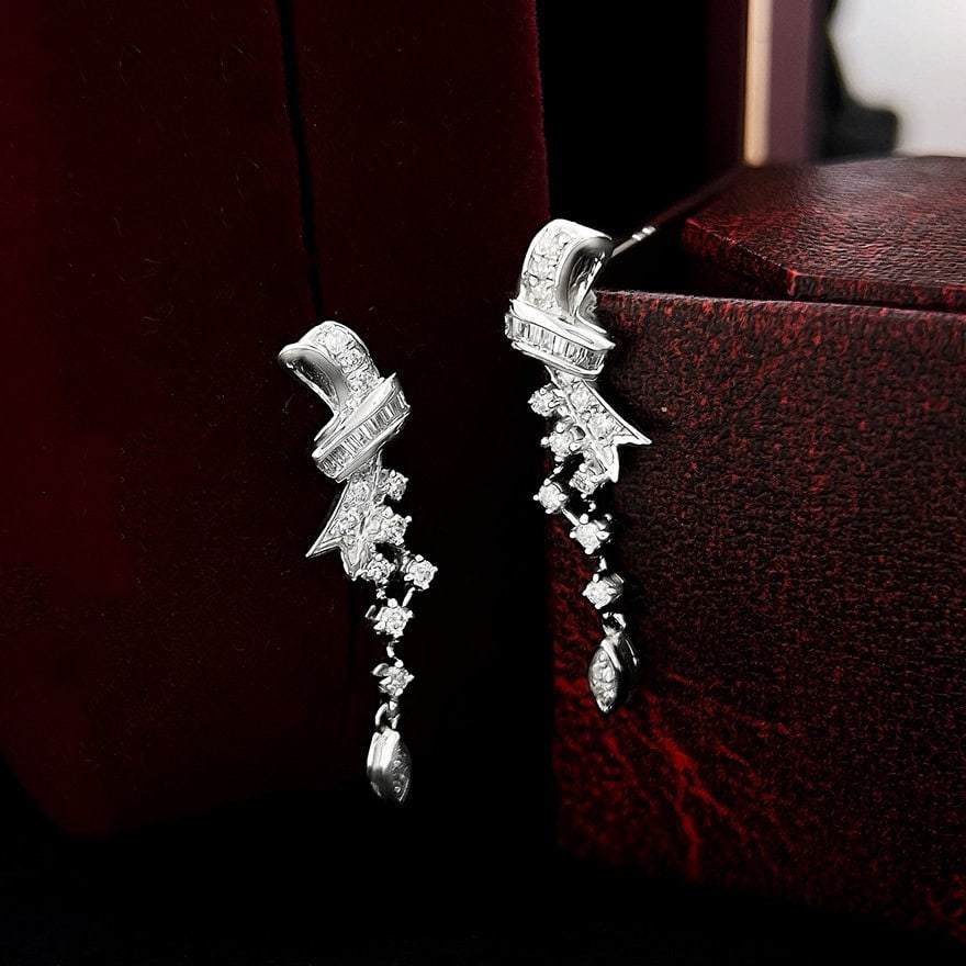 14k Gold 0.56 Ct Natural H Diamond Earrings: Ref:231138404 // gold content:14k gold // main gemstone:diamond // shape:multiple // carat weight:0. 56ct // clarity grade:vs-si // color:h // treatment:natural // Condition: NewLow Estimate: