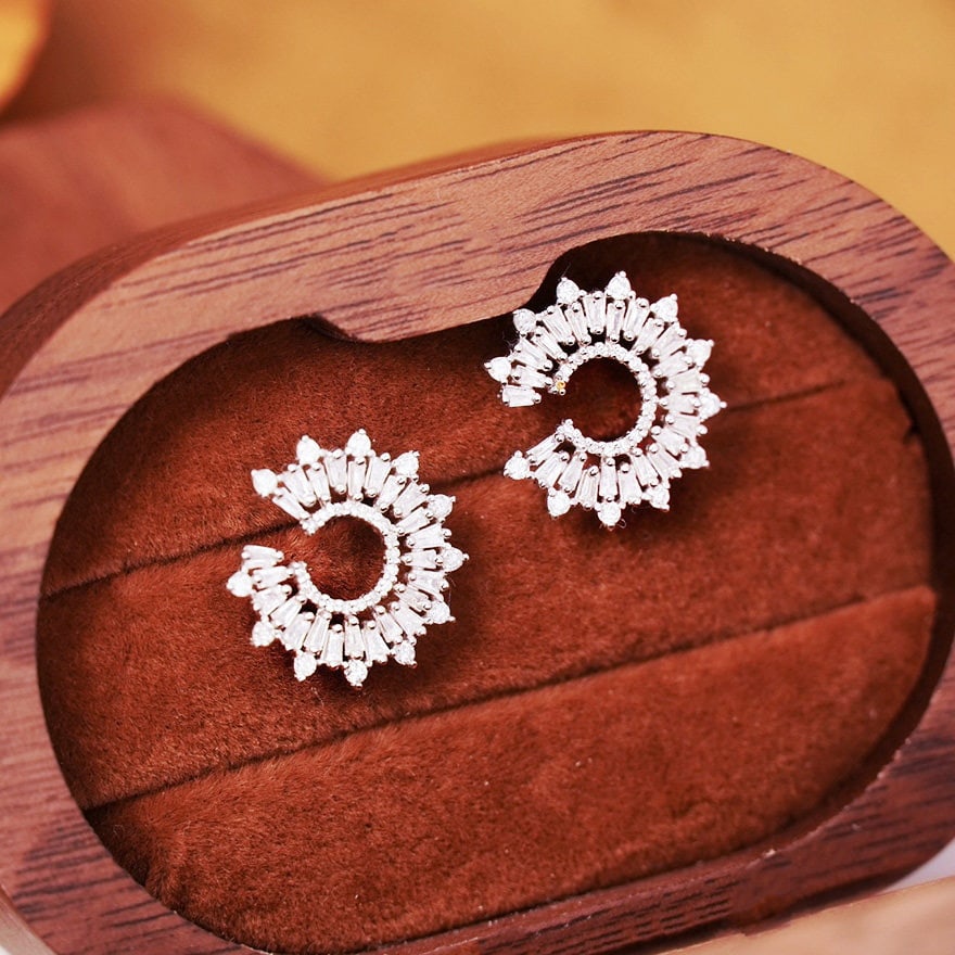 14k Gold 0.9 Ct Natural H Diamond Earrings: Ref:231138405 // gold content:14k gold // main gemstone:diamond // shape:multiple // carat weight:0. 9ct // clarity grade:vs-si // color:h // treatment:natural // Condition: NewLow Estimate: