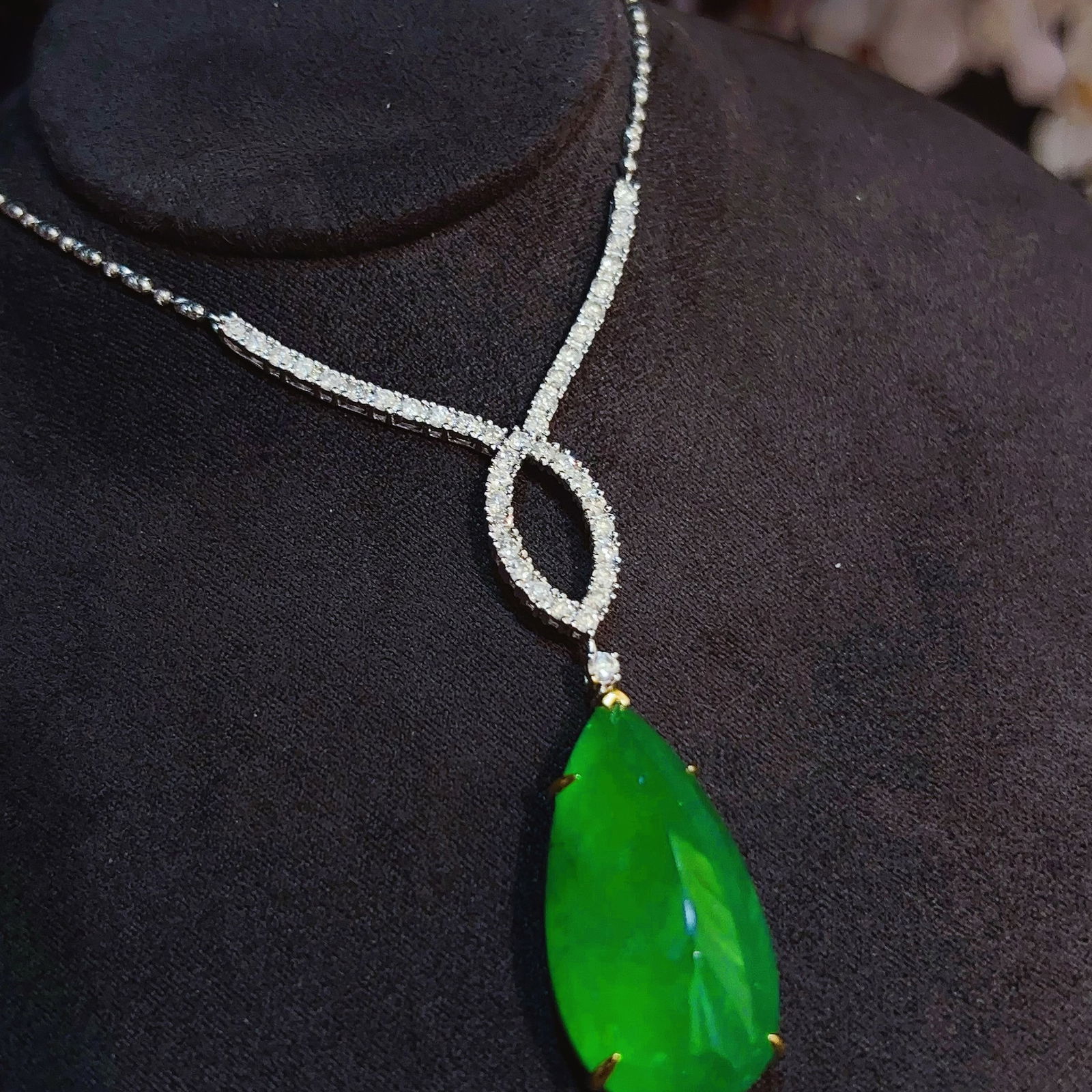 14k Gold 33.2 Ct Natural Emerald & Diamond Necklace: Ref:231138413 // gold content:14k gold // main gemstone:emerald // shape:pear // carat weight:33. 2ct // color:green // treatment:natural // // adjacent gemstone 2 : diamond // shape:round //