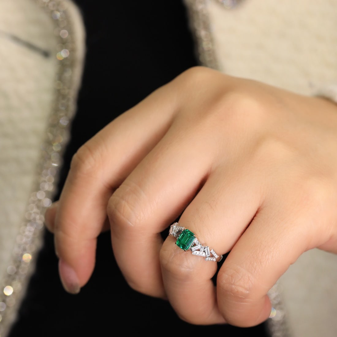 14k Gold 0.82 Ct Vivid Green Natural Emerald & Diamond Ring - 4