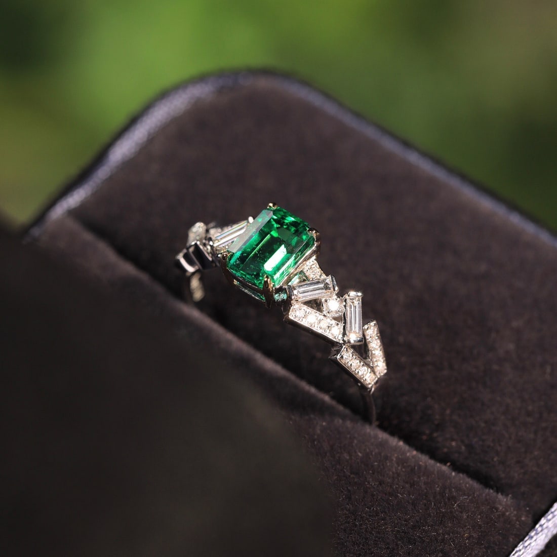 14k Gold 0.82 Ct Vivid Green Natural Emerald & Diamond Ring - 7