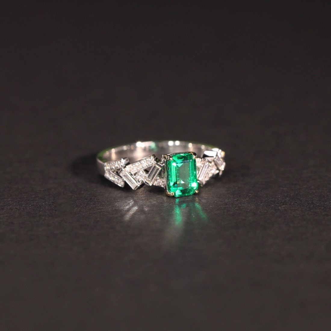 14k Gold 0.82 Ct Vivid Green Natural Emerald & Diamond Ring - 8