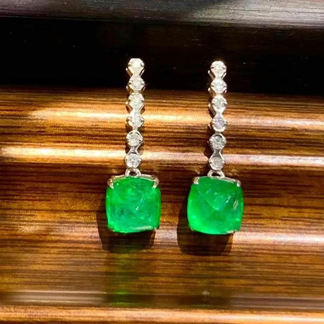 14k Gold 2 Ct Natural Emerald & Diamond Earrings: Ref:230949023 // gold content:14k gold // main gemstone:emerald // shape:suger-loaf // carat weight:2ct // color:green // treatment:natural // // adjacent gemstone 2 : diamond // shape:round //