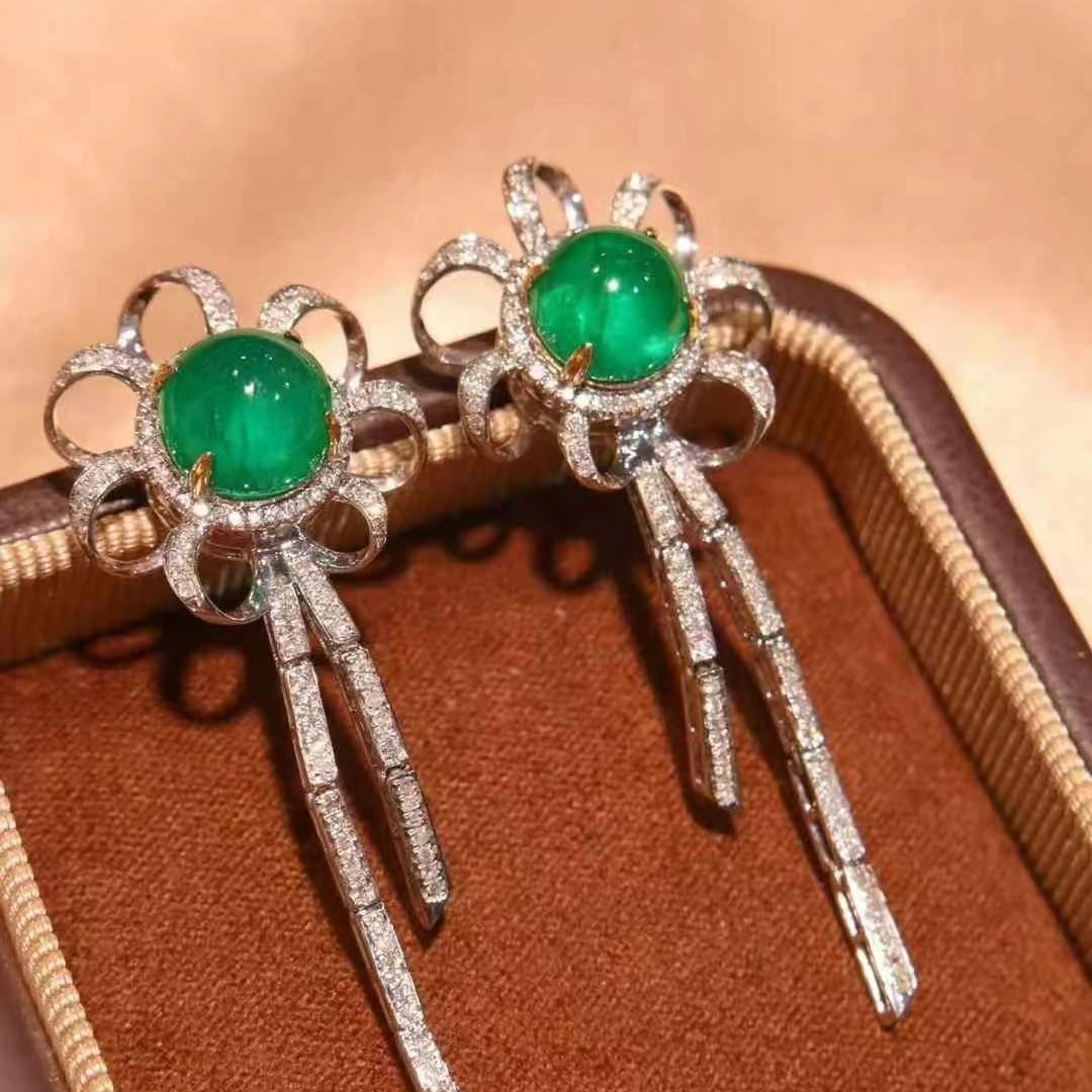 14k Gold 4.65 Ct Natural Emerald & Diamond Earrings: Ref:230949157 // gold content:14k gold // main gemstone:emerald // shape:round // carat weight:4. 65ct // color:green // treatment:natural // cut grade:g // // adjacent gemstone 2 : diamond //