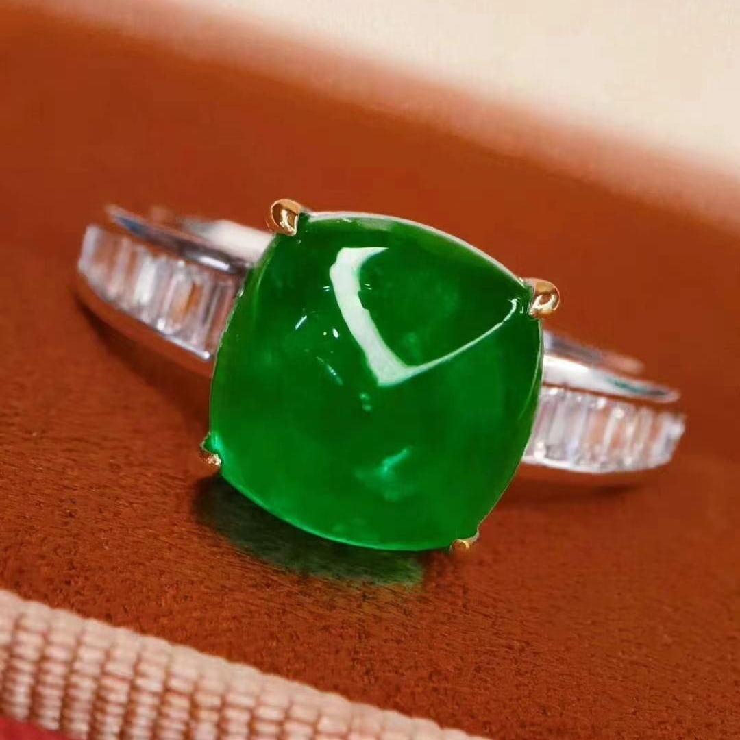 14k Gold 4.59 Ctw Vivid Green Natural Emerald & Diamond Ring: Ref:230949233 // gold content:14k gold // ring size:7. 25us // // main gemstone:emerald // shape:suger-loaf // carat weight:4. 35ct // color:vivid green // treatment:natural // // adjacent gemstone 2