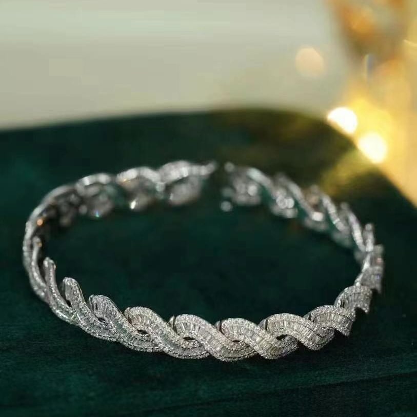 14k Gold 4.18 Ct Natural H Diamond Bracelet: Ref:230949250 // gold content:14k gold // main gemstone:diamond // shape:multiply // carat weight:4. 18ct // clarity grade:vs-si // color:h // treatment:natural // Condition: New Low Estimate: 30000.