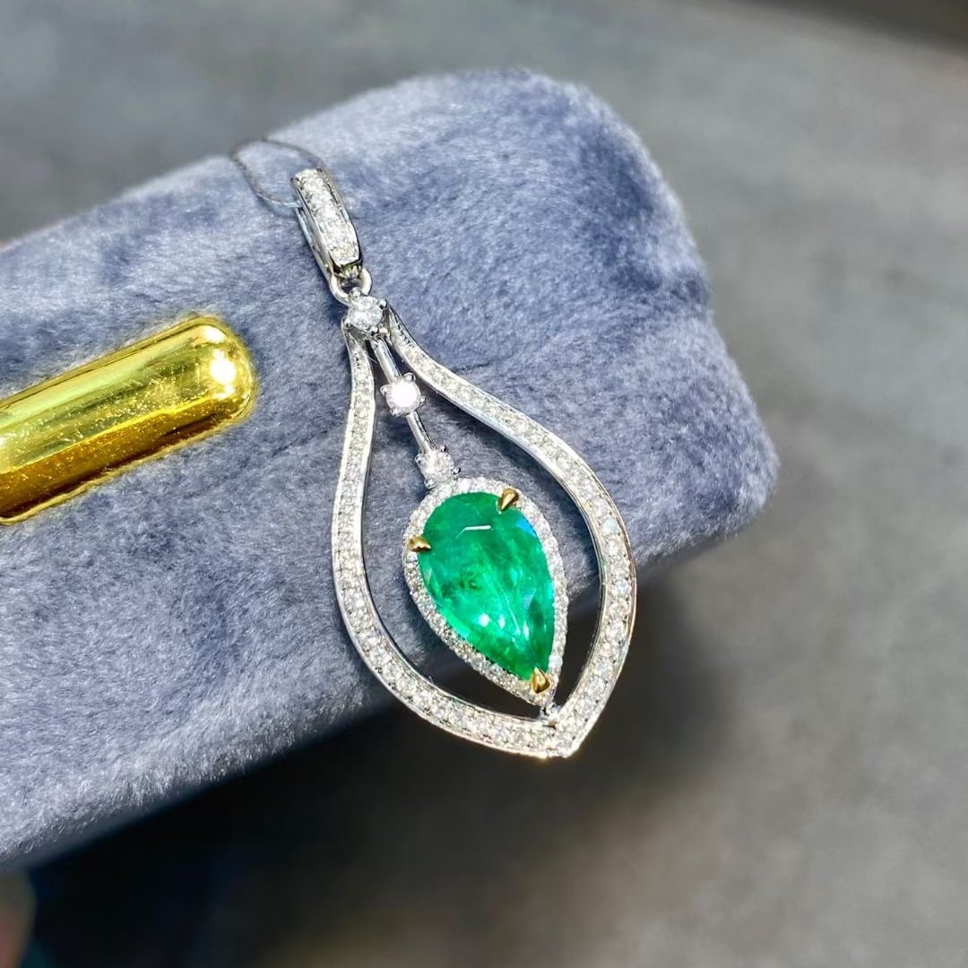 14k Gold 1.08 Ct Vivid Green Natural Emerald & Diamond Pendant( Without Chain ): Ref:230949252 // gold content:14k gold // main gemstone:emerald // shape:pear // carat weight:1. 08ct // color:vivid green // treatment:natural // // adjacent gemstone 2 : diamond // number of