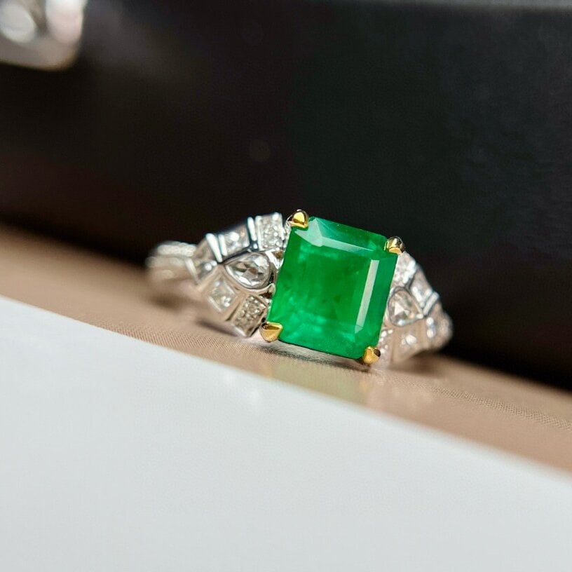 14k Gold 1.85 Ct Vivid Green Natural Emerald & Diamond Ring: Ref:230950016 // gold content:14k gold // ring size:7. 25us // // main gemstone:emerald // shape:octagonal // carat weight:1. 85ct // color:vivid green // treatment:natural // // adjacent gemstone