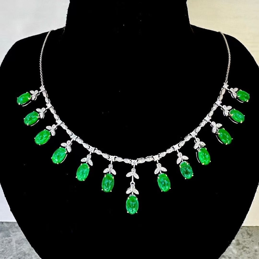 14k Gold 6 Ct Vivid Green Natural Emerald & Diamond Necklace: Ref:230950069 // gold content:14k gold // main gemstone:emerald // shape:oval // carat weight:6ct // color:vivid green // treatment:natural // // adjacent gemstone 2 : diamond // shape:round //