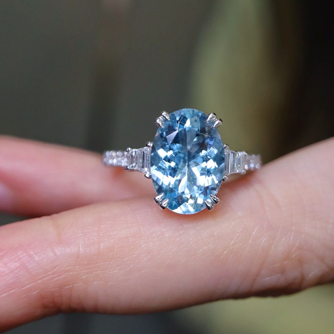 14k Gold 3.13 Ctw Natural Aquamarine & Diamond Ring: Ref:230950177 // gold content:14k gold // ring size:7. 25us // // main gemstone:aquamarine // shape:oval // carat weight:2. 76ct // color:santa maria color // treatment:natural // // adjacent