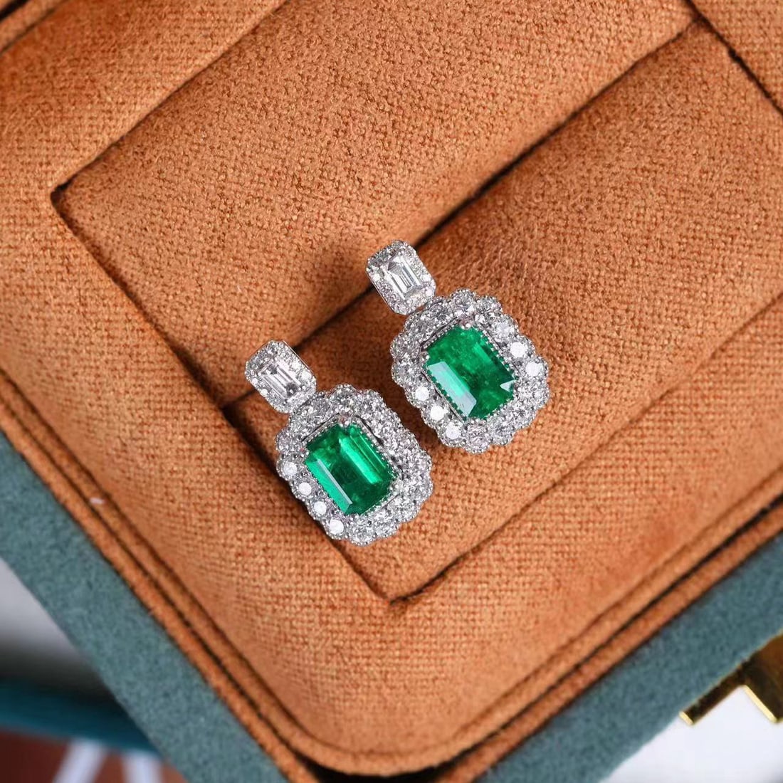 14k Gold 2.02 Ctw Vivid Green Natural Emerald & Diamond Earrings: Ref:230950191 // gold content:14k gold // main gemstone:emerald // shape:octagonal // carat weight:1. 2ct // color:vivid green // treatment:natural // // adjacent gemstone 2 : diamond //