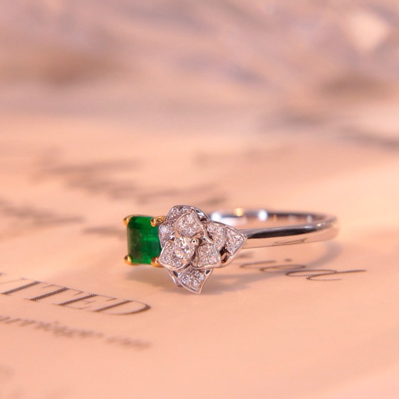 14k Gold 0.64 Ctw Vivid Green Natural Emerald & Diamond Ring - 2