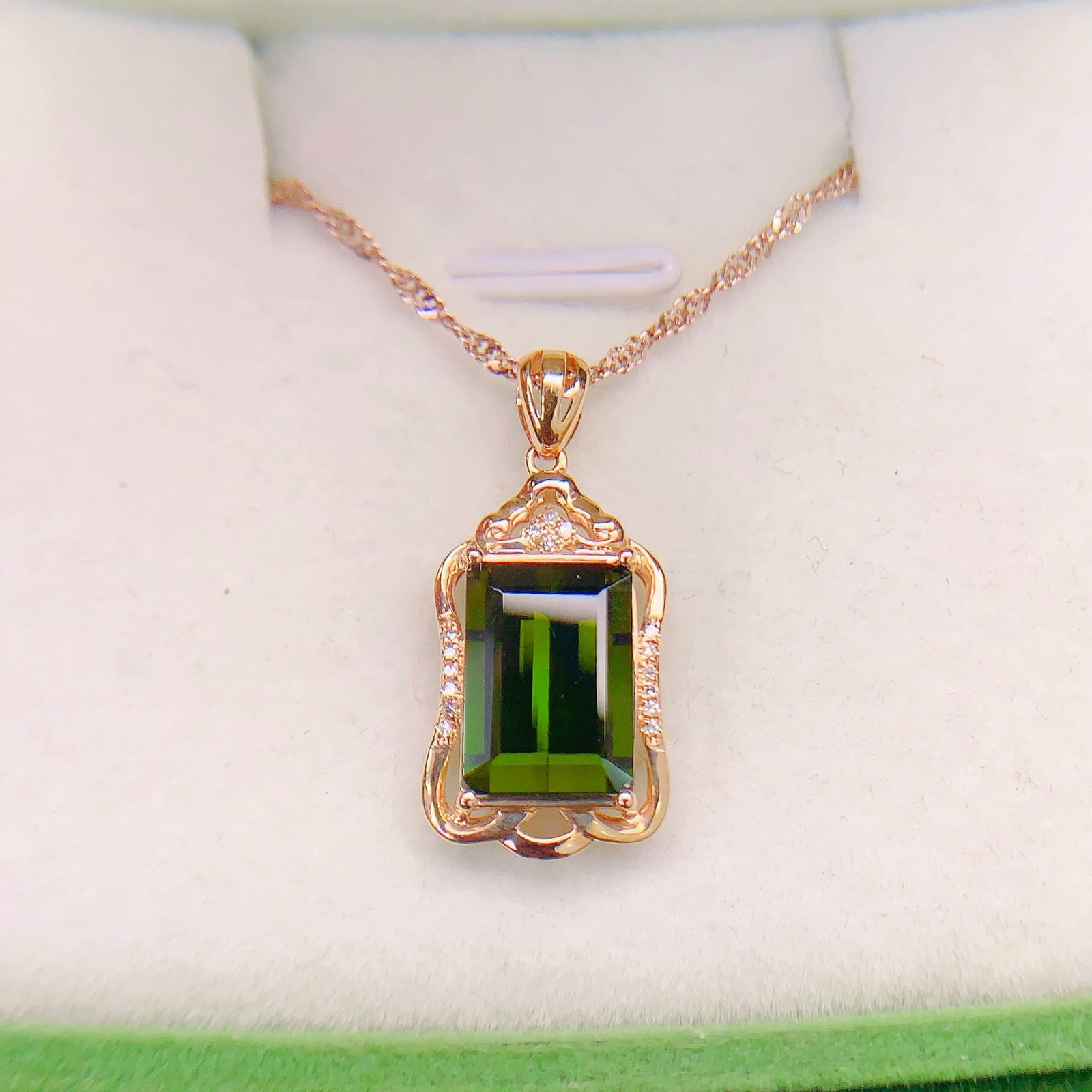 14k Gold 4.05 Ctw Natural Tourmaline & Diamond Pendant( Without Chain ): Ref:230950208 // gold content:14k gold // main gemstone:tourmaline // shape:octagonal // carat weight:4ct // color:green // treatment:natural // // adjacent gemstone 2 : diamond // number of stones:16