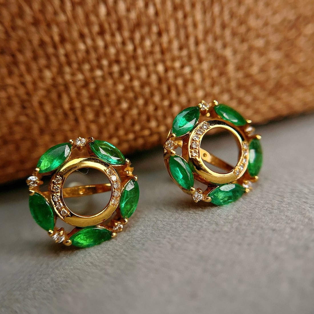 14k Gold 1.50 Ct Vivid Green Natural Emerald & Diamond Earrings: Ref:230950302 // gold content:14k gold // main gemstone:emerald // shape:marquise // carat weight:1. 50ct // color:vivid green // treatment:natural // // adjacent gemstone 2 : diamond // number of sto