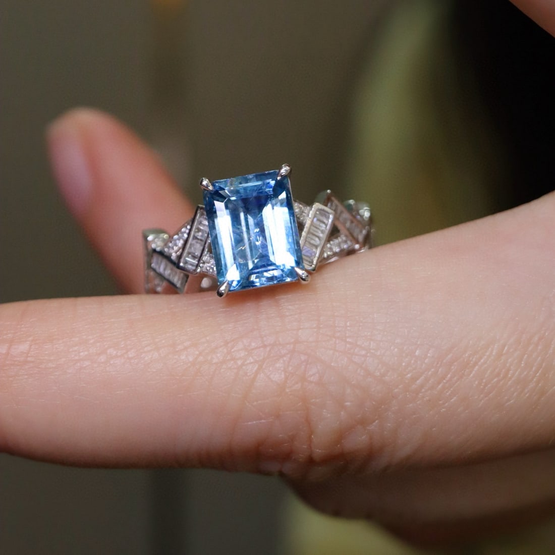 14k Gold 2.31 Ctw Natural Aquamarine & Diamond Ring: Ref:230950389 // gold content:14k gold // ring size:7. 25us // // main gemstone:aquamarine // shape:octagonal // carat weight:1. 92ct // color:santa maria color // treatment:natural // // adjacent