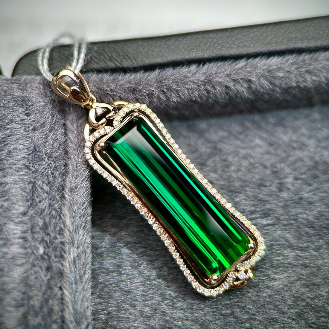 14k Gold 9.29 Ctw Natural Tourmaline & Diamond Pendant( Without Chain ): Ref:230950416 // gold content:14k gold // main gemstone:tourmaline // shape:octagonal // carat weight:9. 05ct // color:green // treatment:natural // // adjacent gemstone 2 : diamond // number of stone