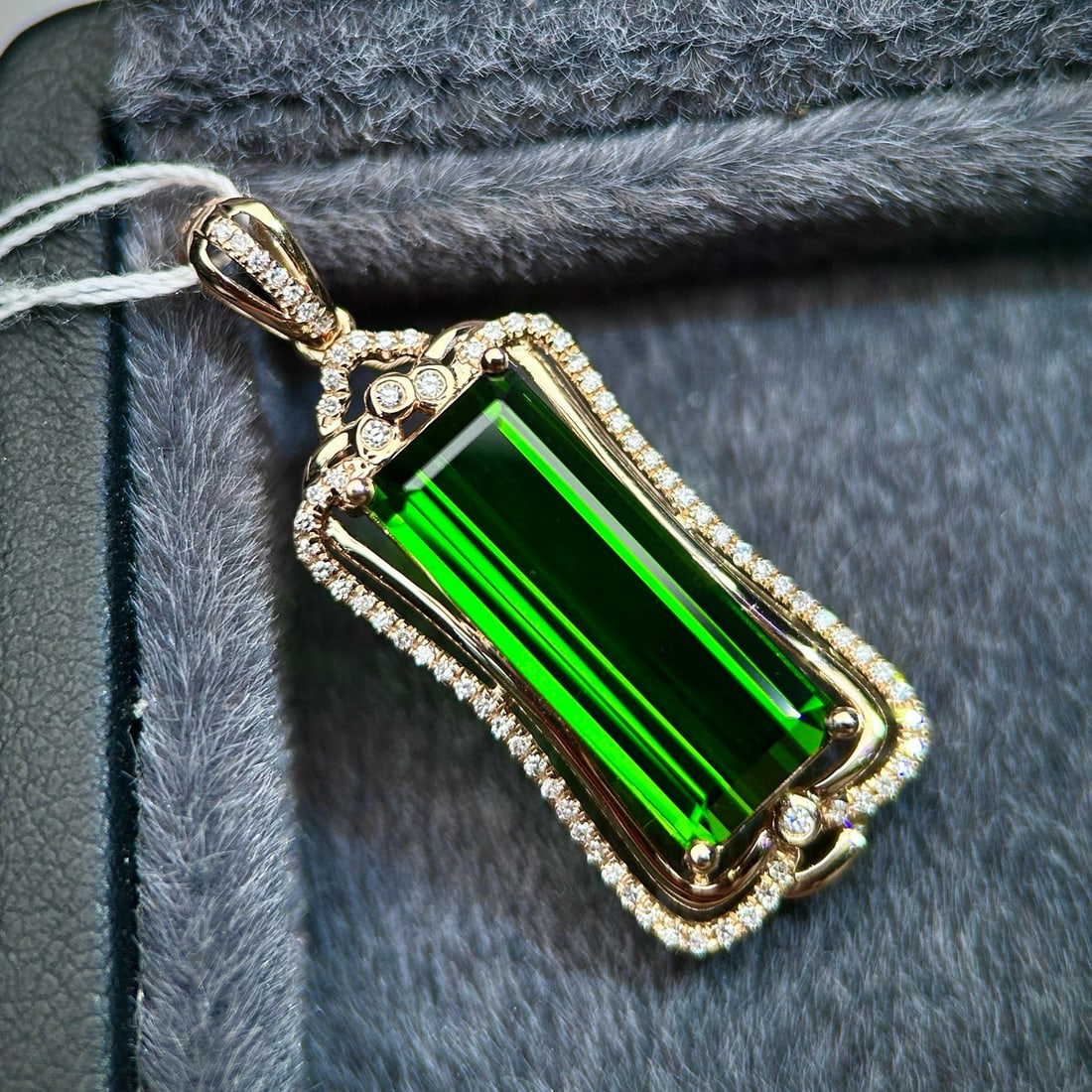 14k Gold 6.78 Ctw Natural Tourmaline & Diamond Pendant( Without Chain ): Ref:230950435 // gold content:14k gold // main gemstone:tourmaline // shape:octagonal // carat weight:6. 55ct // color:green // treatment:natural // // adjacent gemstone 2 : diamond // number of stone