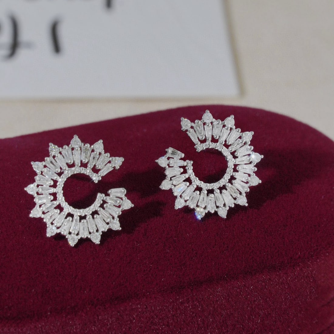 14k Gold 0.9 Ct Natural H Diamond Earrings: Ref:230950442 // gold content:14k gold // main gemstone:diamond // shape:multiply // carat weight:0. 9ct // clarity grade:vs-si // color:h // treatment:natural // Condition: NewLow Estimate: