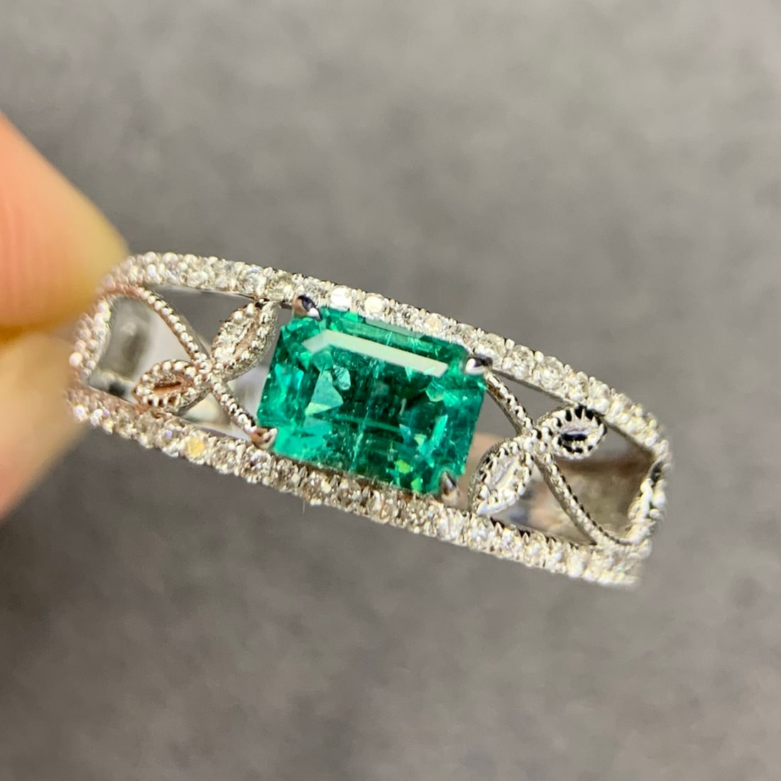 14k Gold 1 Ct Natural Emerald & Diamond Ring: Ref:231146181 // gold content:14k gold // ring size:7. 25us // // main gemstone:emerald // shape:octagonal // carat weight:1ct // color:green // treatment:natural // // adjacent gemstone 2 : diamond /