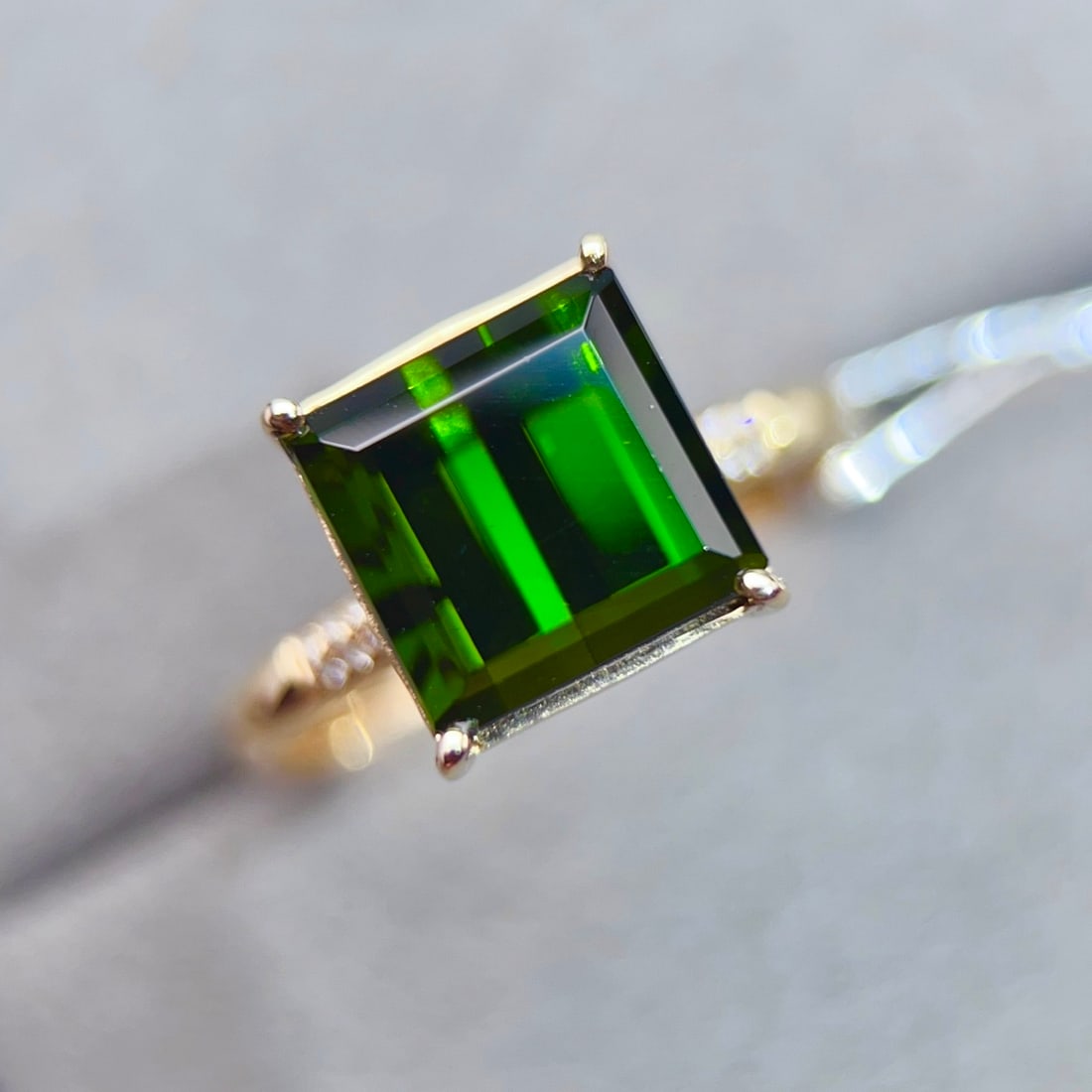 14k Gold 4.15 Ctw Natural Tourmaline & Diamond Ring: Ref:231146342 // gold content:14k gold // ring size:7. 25us // // main gemstone:tourmaline // shape:octagonal // carat weight:4. 1ct // color:green // treatment:natural // // adjacent gemstone 2 : dia