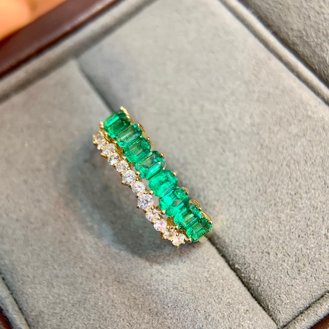 14k Gold 1.55 Ctw Natural Emerald & Diamond Ring: Ref:231146377 // gold content:14k gold // ring size:7. 25us // // main gemstone:emerald // shape:octagonal // carat weight:1. 29ct // color:green // treatment:natural // // adjacent gemstone 2 : diamo