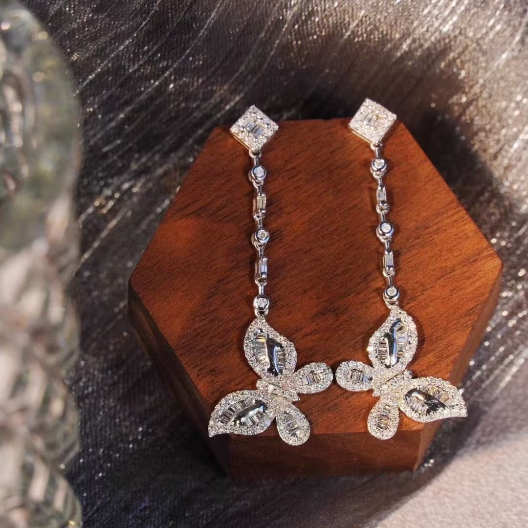 14k Gold 1 Ct Natural H Diamond & Butterfly Earrings: Ref:231145092 // gold content:14k gold // main gemstone:diamond // shape:multiple // carat weight:1ct // clarity grade:vs-si // color:h // treatment:natural // Low Estimate: 2600Condition: NewHigh