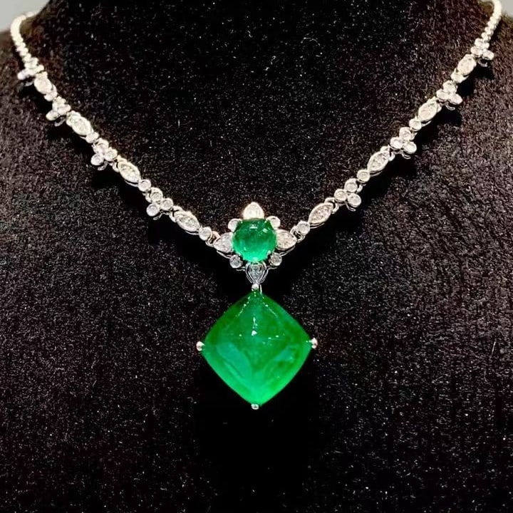 14k Gold 6.9 Ct Natural Emerald & Diamond Necklace: Ref:231145170 // gold content:14k gold // main gemstone:emerald // shape:sugar-loaf // carat weight:6. 9ct // color:green // treatment:natural // // adjacent gemstone 2 : diamond // shape:round //