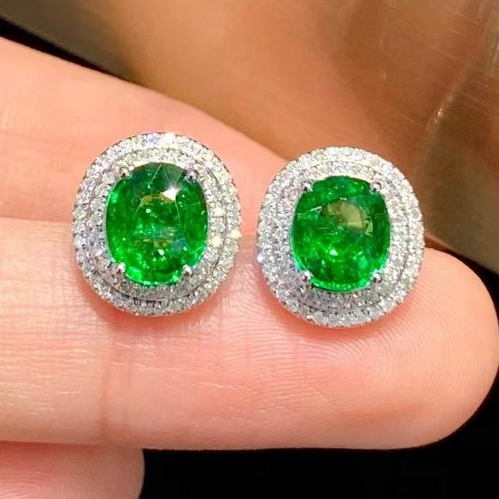 14k Gold 2.5 Ct Natural Tsavorite & Diamond Earrings: Ref:231145200 // gold content:14k gold // main gemstone:tsavorite // shape:oval // carat weight:2. 5ct // color:green // treatment:natural // // adjacent gemstone 2 : diamond // shape:round //