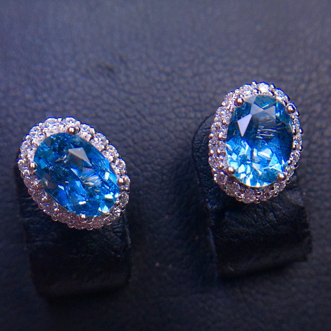 14k Gold 1.95 Ct Natural Aquamarine & Diamond Earrings: Ref:231145245 // gold content:14k gold // main gemstone:aquamarine // shape:oval // carat weight:1. 95ct // color:santa maria color // treatment:natural // // adjacent gemstone 2 : diamond //