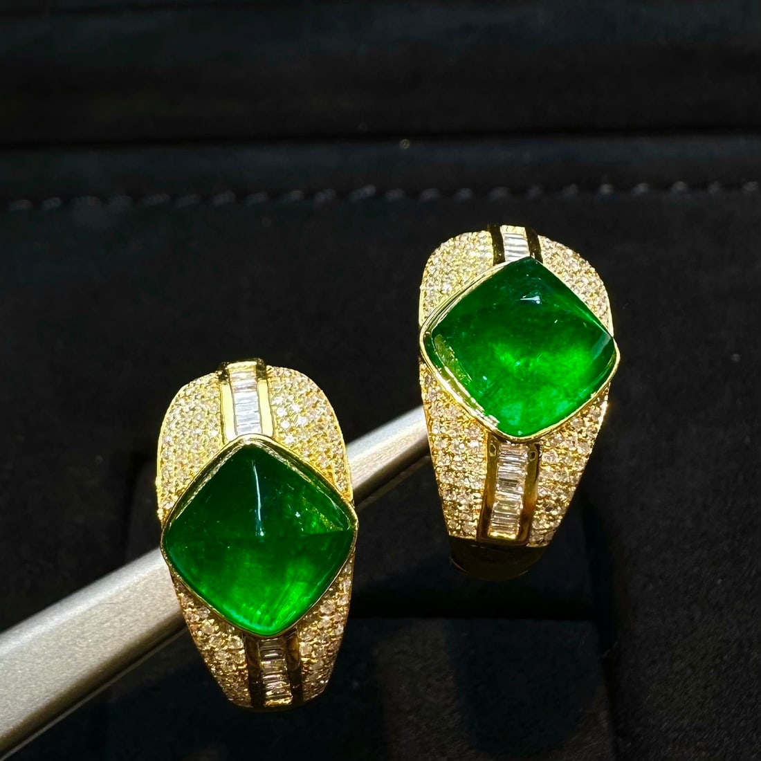 14k Gold 6.45 Ct Natural Emerald & Diamond Earrings: Ref:231146050 // gold content:14k gold // main gemstone:emerald // shape:sugar-loaf // carat weight:6. 45ct // color:green // treatment:natural // // adjacent gemstone 2 : diamond // shape:multiple