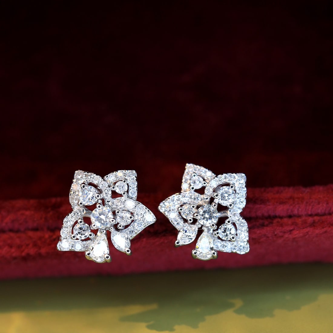 14k Gold 0.7 Ct Natural H Diamond Earrings: Ref:231146073 // gold content:14k gold // main gemstone:diamond // shape:multiple // carat weight:0. 7ct // clarity grade:vs-si // color:h // treatment:natural // Condition: New Low Estimate: 2600.00