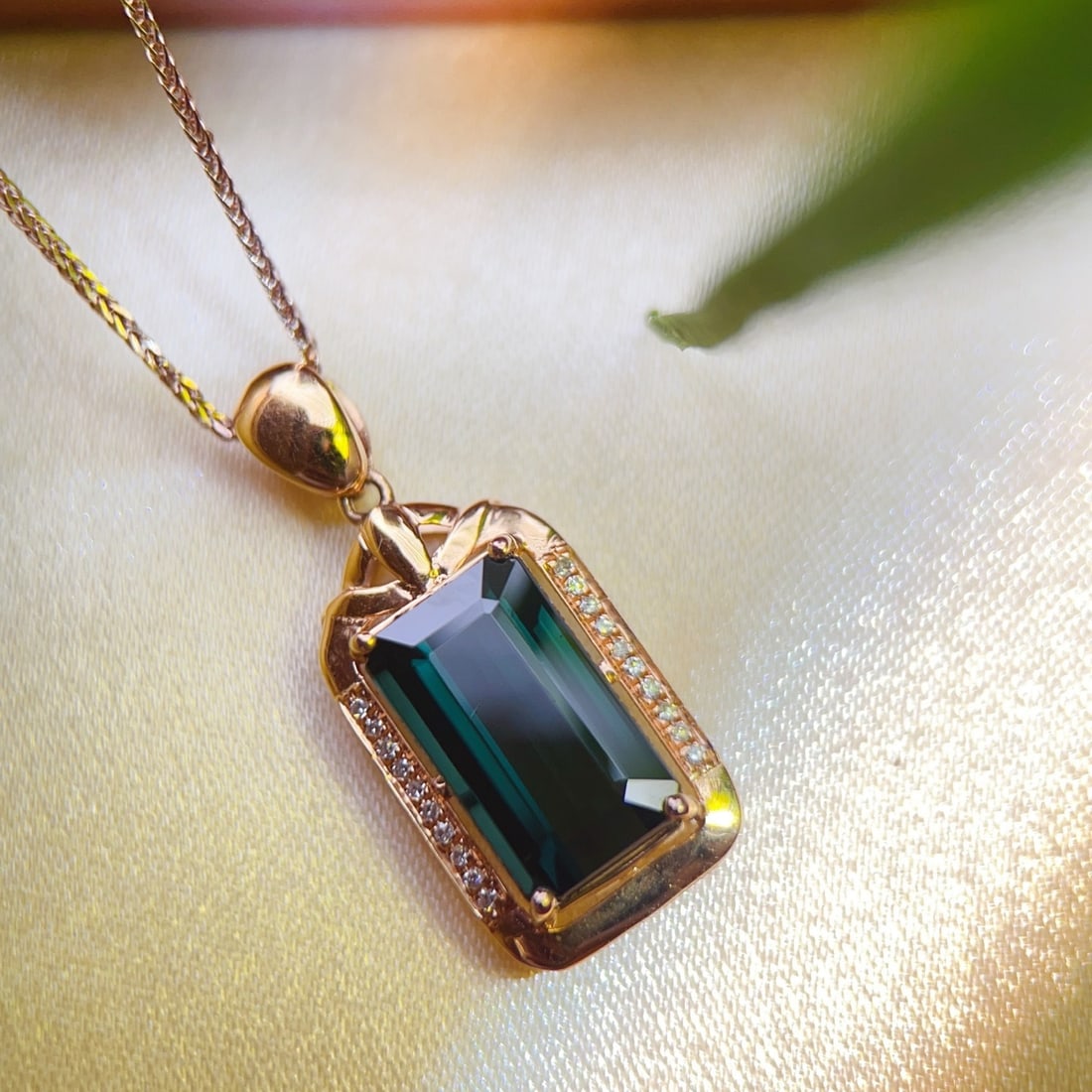 14k Gold 4.11 Ctw Natural Tourmaline & Diamond Pendant( Without Chain ): Ref:231146088 // gold content:14k gold // main gemstone:tourmaline // shape:octagonal // carat weight:4. 05ct // color:green // treatment:natural // // adjacent gemstone 2 : diamond // number of