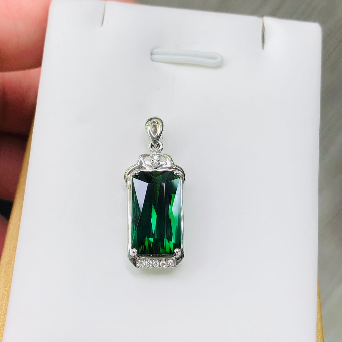 14k Gold 6.44 Ctw Natural Tourmaline & Diamond Pendant( Without Chain ): Ref:231146092 // gold content:14k gold // main gemstone:tourmaline // shape:octagonal // carat weight:6. 4ct // color:green // treatment:natural // // adjacent gemstone 2 : diamond // number of