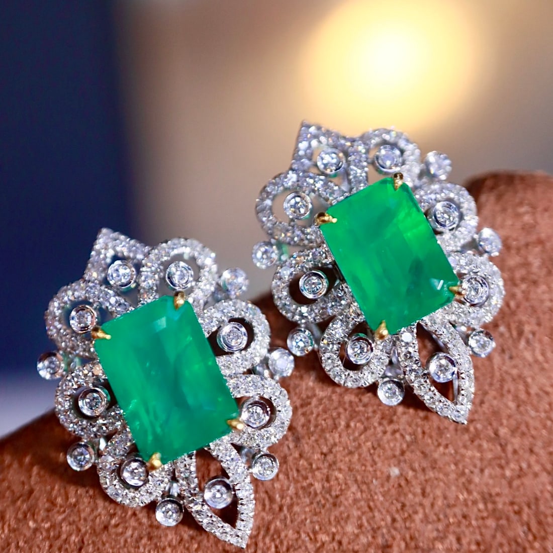 14k Gold 2.45 Ctw Natural Emerald & Diamond Earrings: Ref:231146125 // gold content:14k gold // main gemstone:emerald // shape:octagonal // carat weight:2. 04ct // color:green // treatment:natural // // adjacent gemstone 2 : diamond // shape:round // car