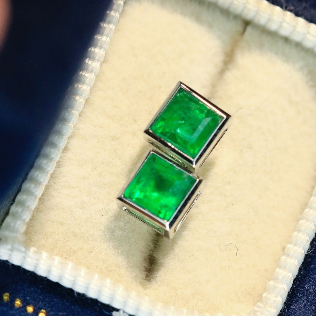 14k Gold 0.6 Ct Natural Emerald Earrings - 4