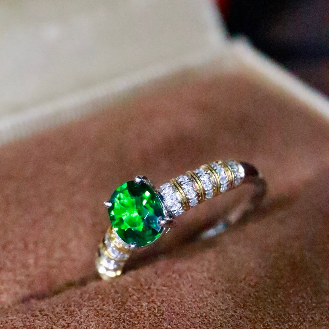 14k Gold 0.85 Ctw Vivid Green Natural Tsavorite & Diamond Ring - 2