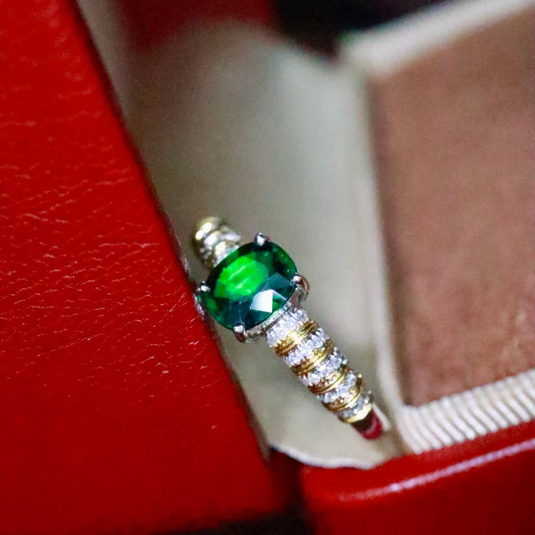 14k Gold 0.85 Ctw Vivid Green Natural Tsavorite & Diamond Ring - 4