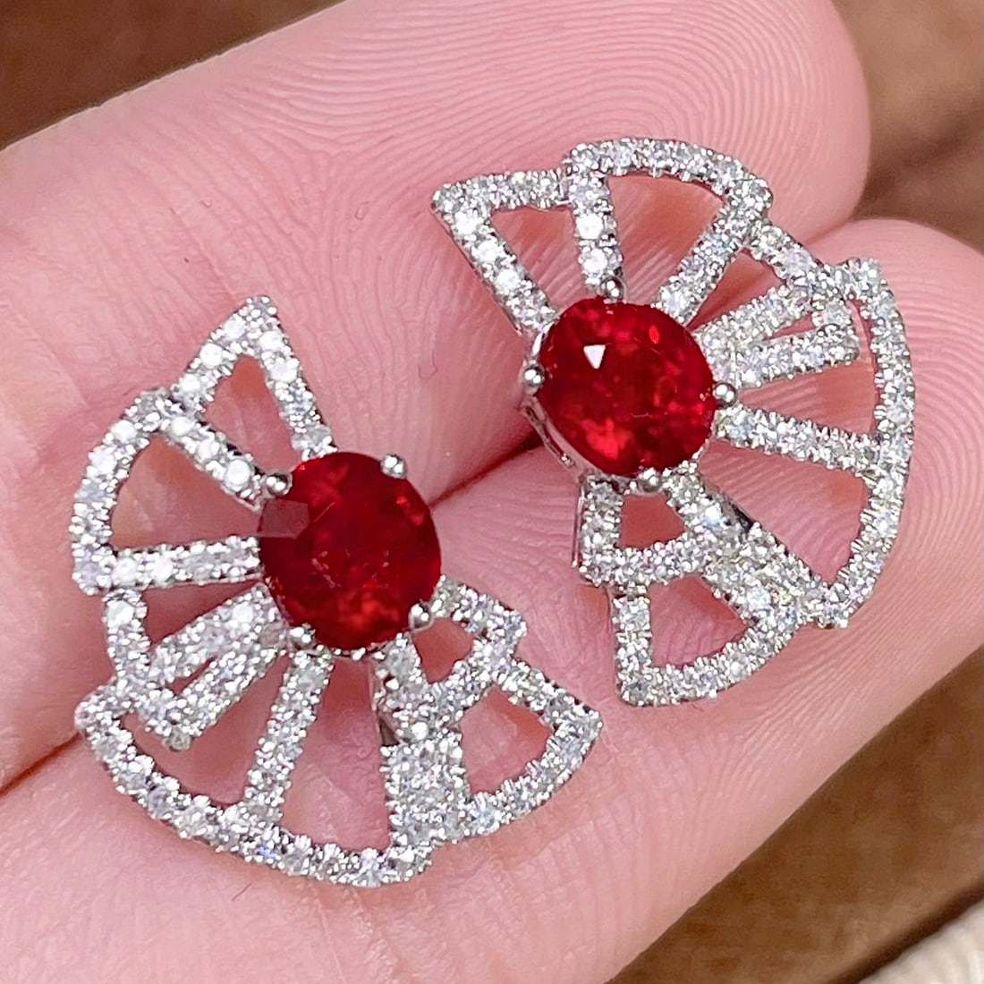 14k Gold 1 Ct Natural Ruby & Diamond Earrings: Ref:231146206 // gold content:14k gold // main gemstone:ruby // shape:oval // carat weight:1ct // color:red // treatment:natural // // adjacent gemstone 2 : diamond // number of stones:144 // shape:ro