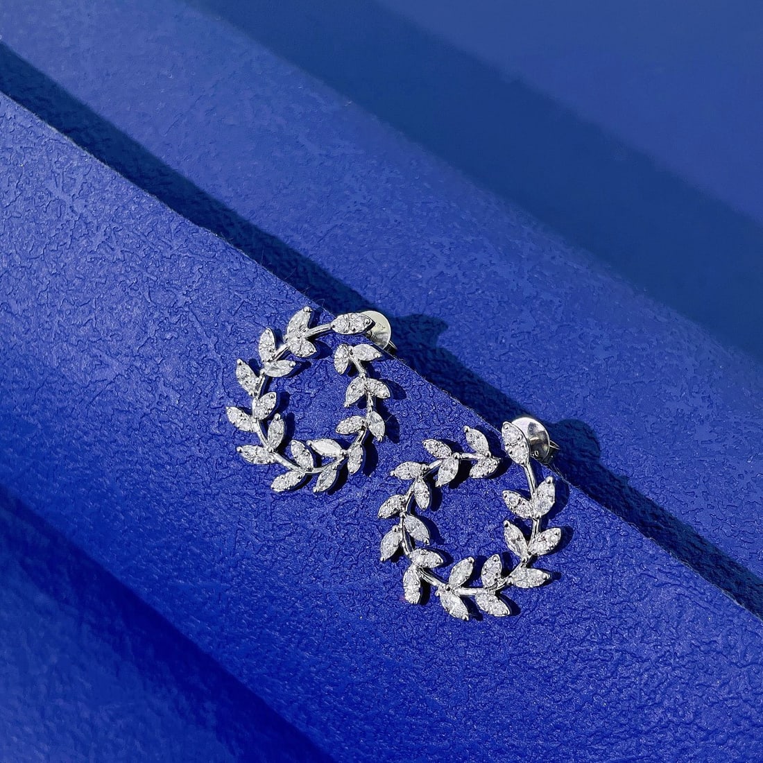 14k Gold 0.84 Ctw Natural H Diamond Earrings: Ref:231146305 // gold content:14k gold // main gemstone:diamond // shape:marquise // carat weight:0. 58ct // clarity grade:vs-si // color:h // treatment:natural // // adjacent gemstone 2 : diamond