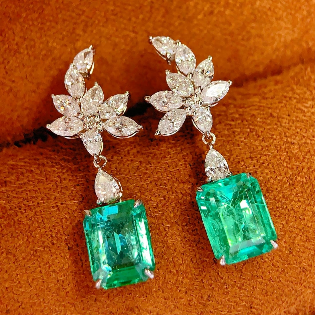 14k Gold 2.9 Ct Natural Emerald & Diamond Earrings: Ref:231146380 // gold content:14k gold // main gemstone:emerald // shape:octagonal // carat weight:2. 9ct // color:green // treatment:natural // // adjacent gemstone 2 : diamond // number of