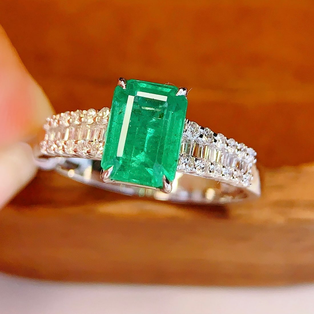 14k Gold 1.6 Ct Natural Emerald & Diamond Ring: Ref:231146426 // gold content:14k gold // ring size:7. 25us // // main gemstone:emerald // shape:octagonal // carat weight:1. 6ct // color:green // treatment:natural // // adjacent gemstone 2 :