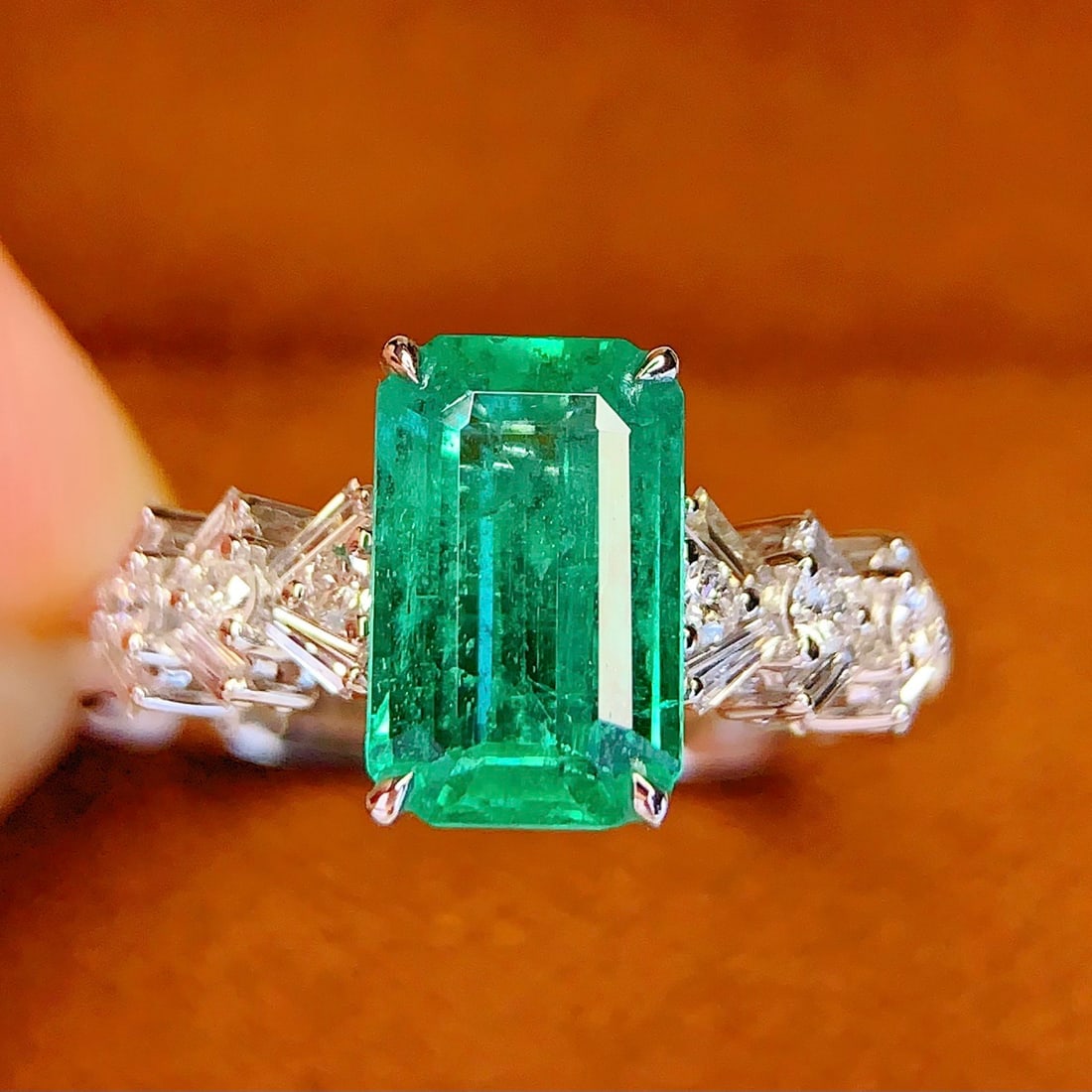 14k Gold 1.55 Ct Natural Emerald & Diamond Ring: Ref:231146430 // gold content:14k gold // ring size:7. 25us // // main gemstone:emerald // shape:octagonal // carat weight:1. 55ct // color:green // treatment:natural // // adjacent gemstone 2 :