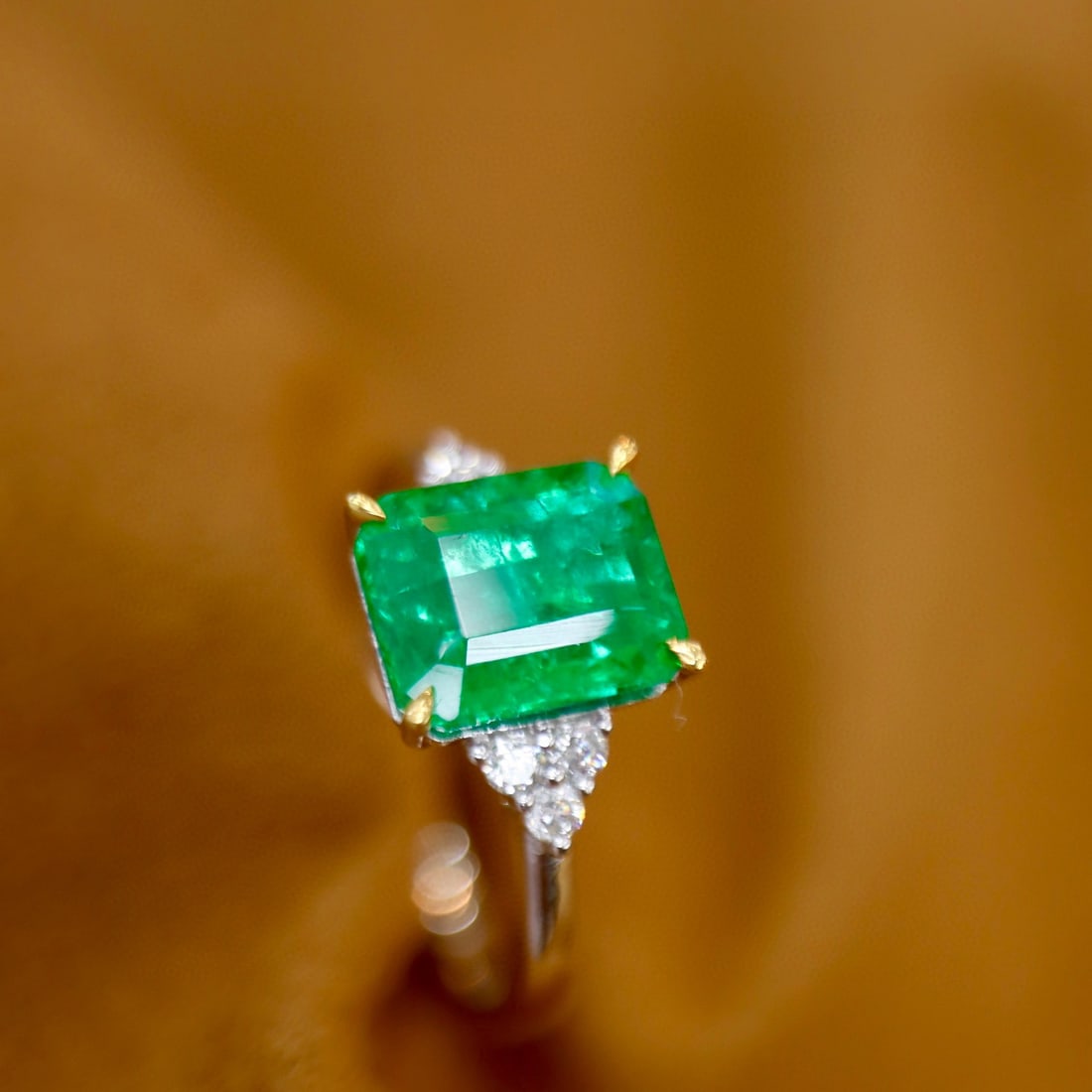 14k Gold 2.70 Ctw Natural Emerald & Diamond Ring - 4