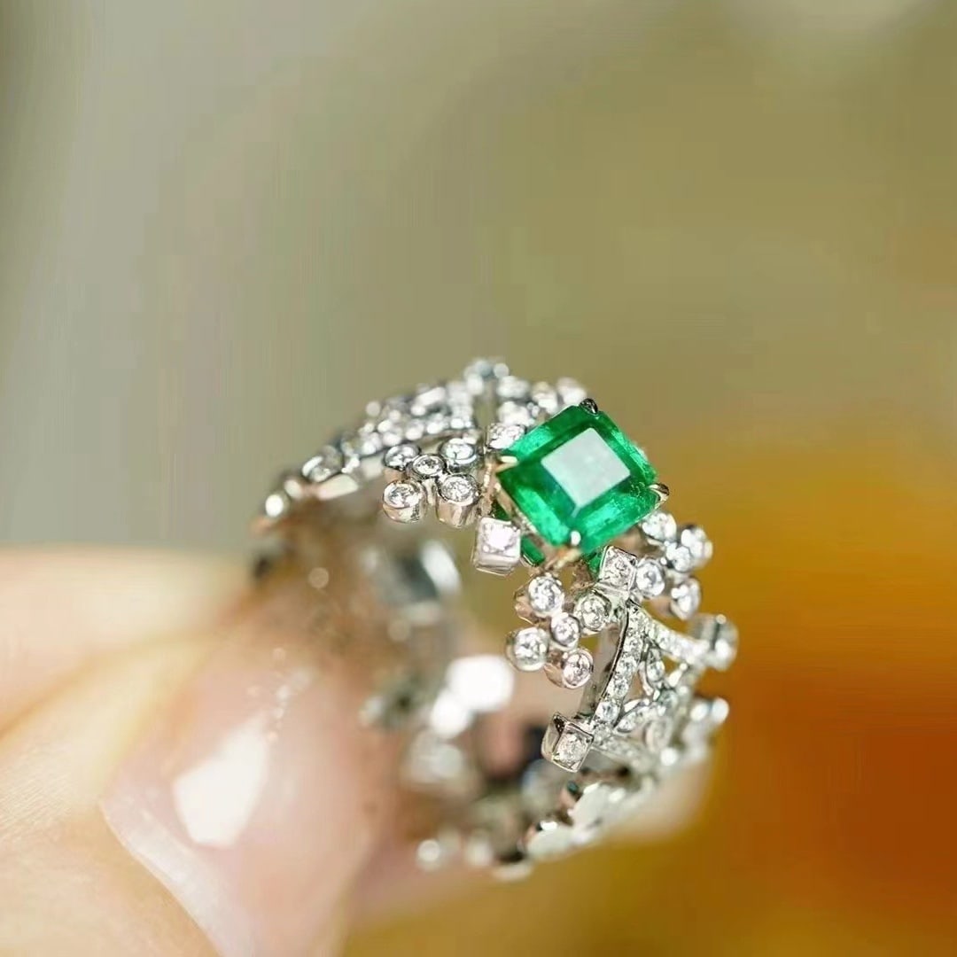 14k Gold 0.74 Ct Vivid Green Natural Emerald & Diamond Ring - 4
