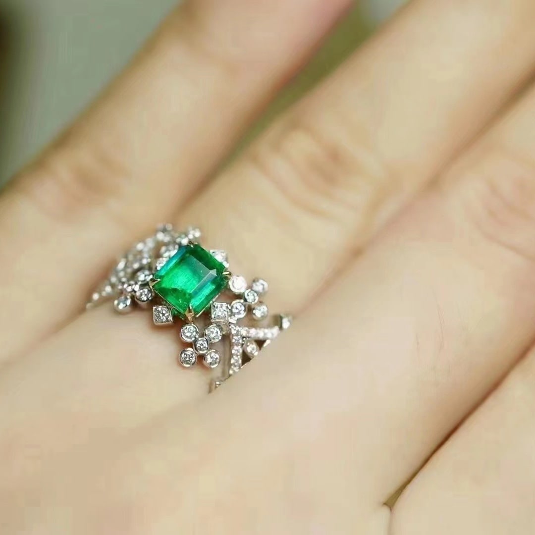 14k Gold 0.74 Ct Vivid Green Natural Emerald & Diamond Ring - 7