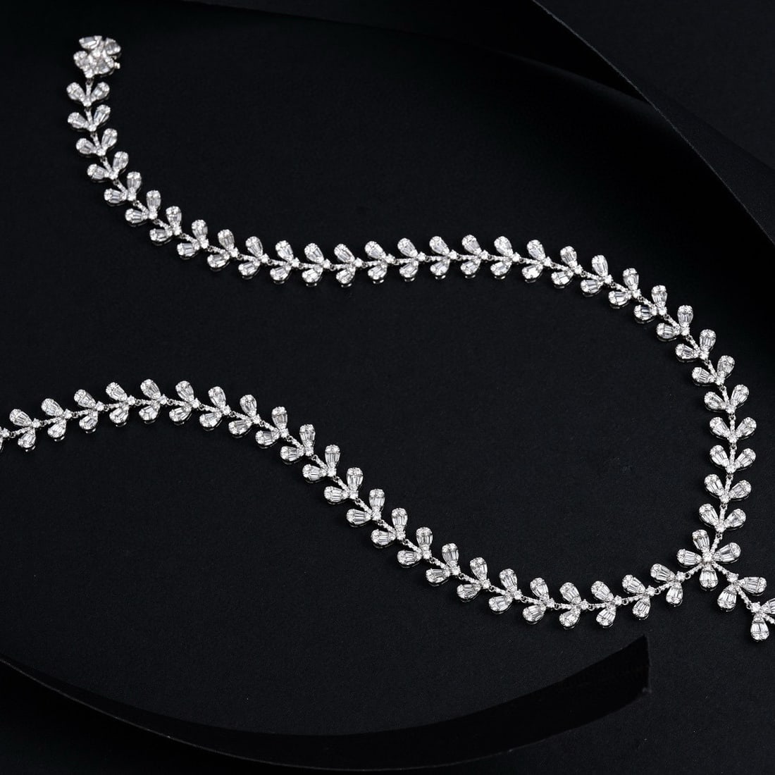 14k Gold 10.38 Ctw Natural H Diamond Necklace: Ref:230974025 // gold content:14k gold // main gemstone:diamond // shape:baguette // carat weight:4. 10ct // clarity grade:vs-si // color:h // treatment:natural // // adjacent gemstone 2 : diamond // 